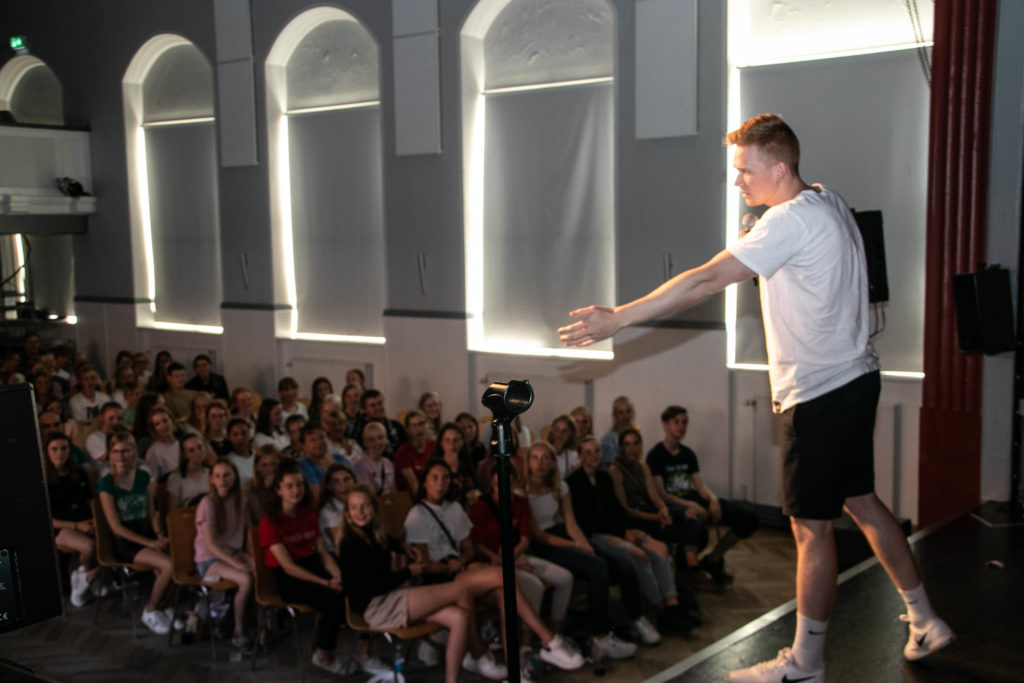 Til Konficomedy med Broager Sparekasse © SønderborgNYT