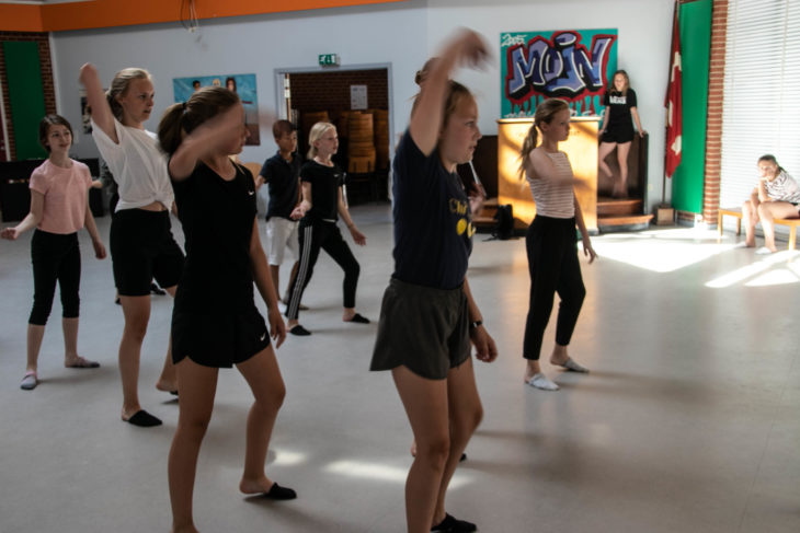 Ahlmann-Skolen fik besøg af meget unge danselærere fra Hoptrup Efterskole |