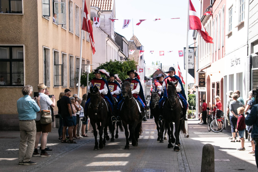 Ryttere og musik gennem byen © SønderborgNYT