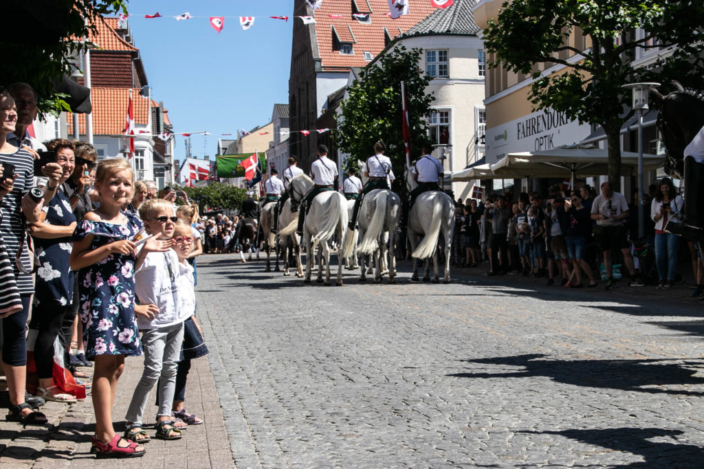 Ryttere og musik gennem byen © SønderborgNYT