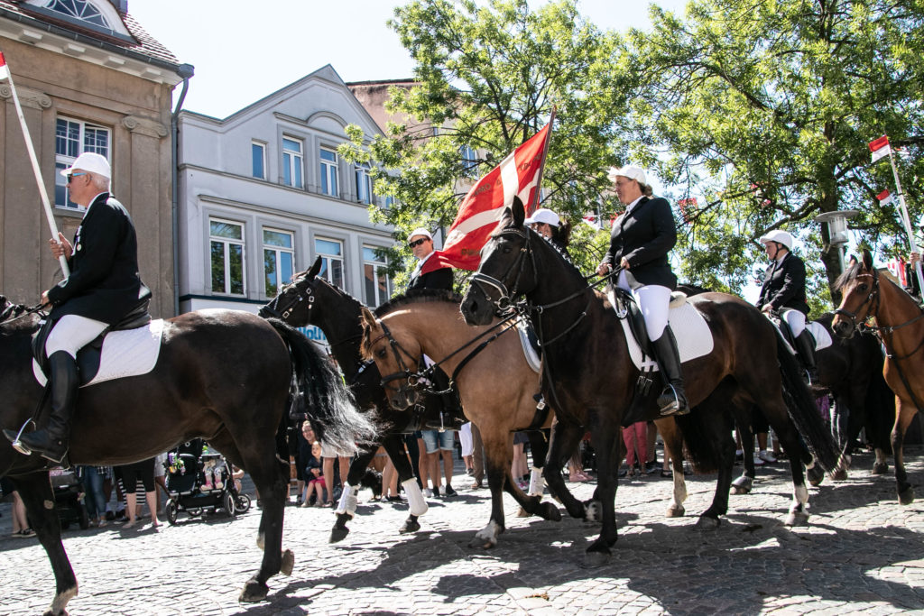Ryttere og musik gennem byen © SønderborgNYT