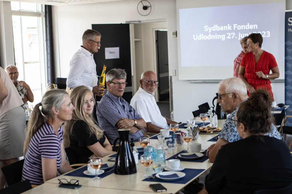 Penge-uddeling. Foto: Ole Kæhler