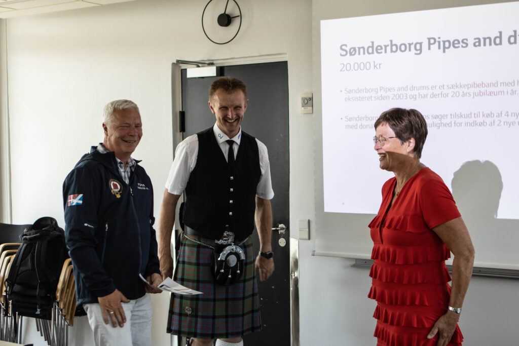 Penge-uddeling. Foto: Ole Kæhler