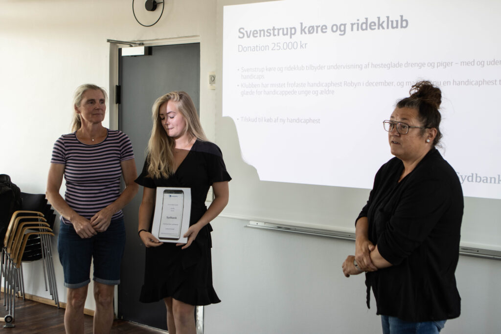 Penge-uddeling. Foto: Ole Kæhler
