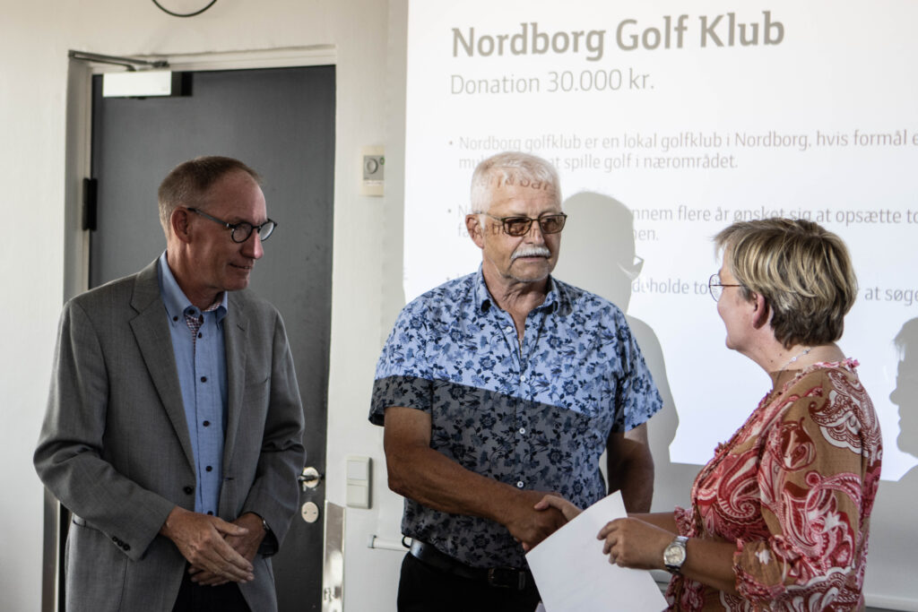 Penge-uddeling. Foto: Ole Kæhler