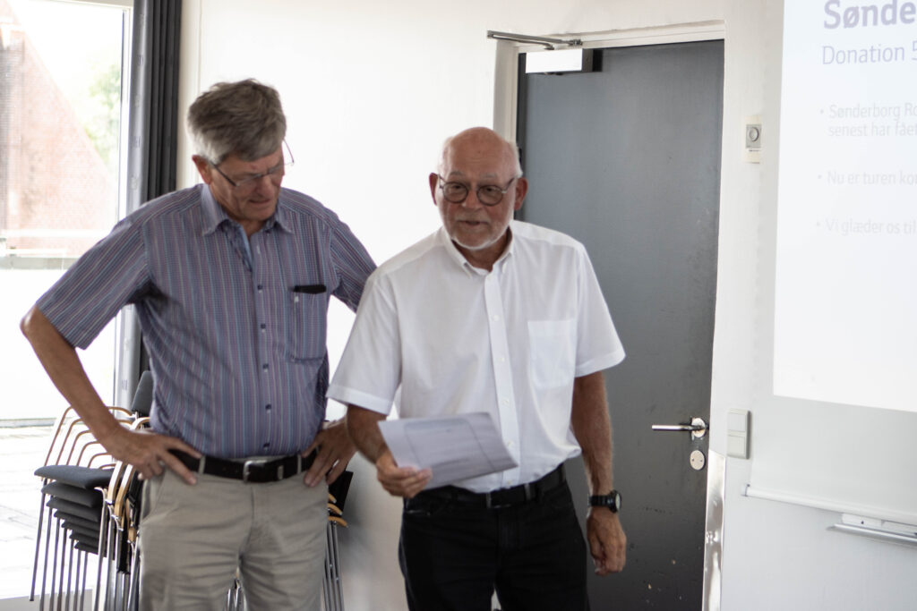 Penge-uddeling. Foto: Ole Kæhler