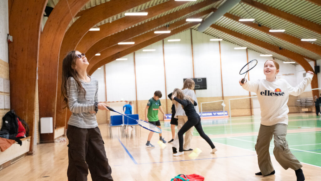 Sjov med badminton. Bachs Foto