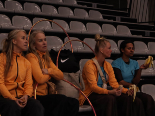 Gymnastik-fællesskab. Foto: Ole Kæhler