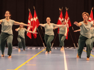 Gymnastik-fællesskab. Foto: Ole Kæhler