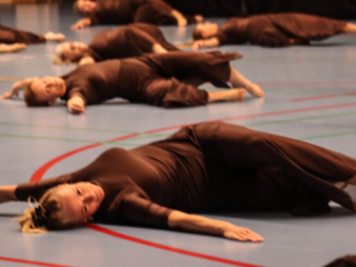 Gymnastik-fællesskab. Foto: Ole Kæhler