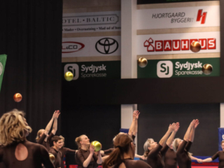 Gymnastik-fællesskab. Foto: Ole Kæhler