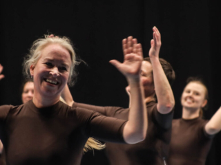 Gymnastik-fællesskab. Foto: Ole Kæhler