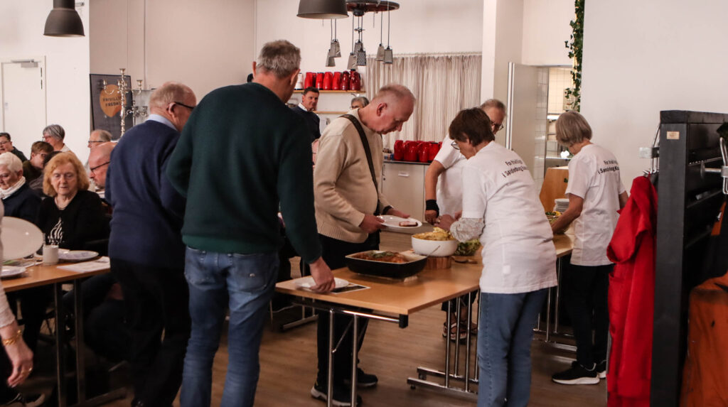 Spiser sammen. Foto: Ole Kæhler