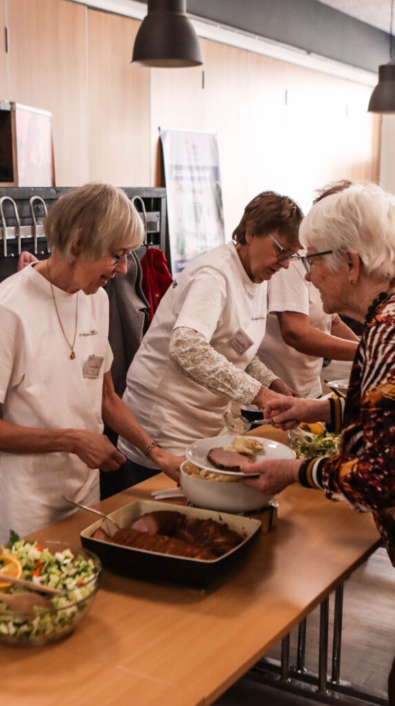 Spiser sammen. Foto: Ole Kæhler