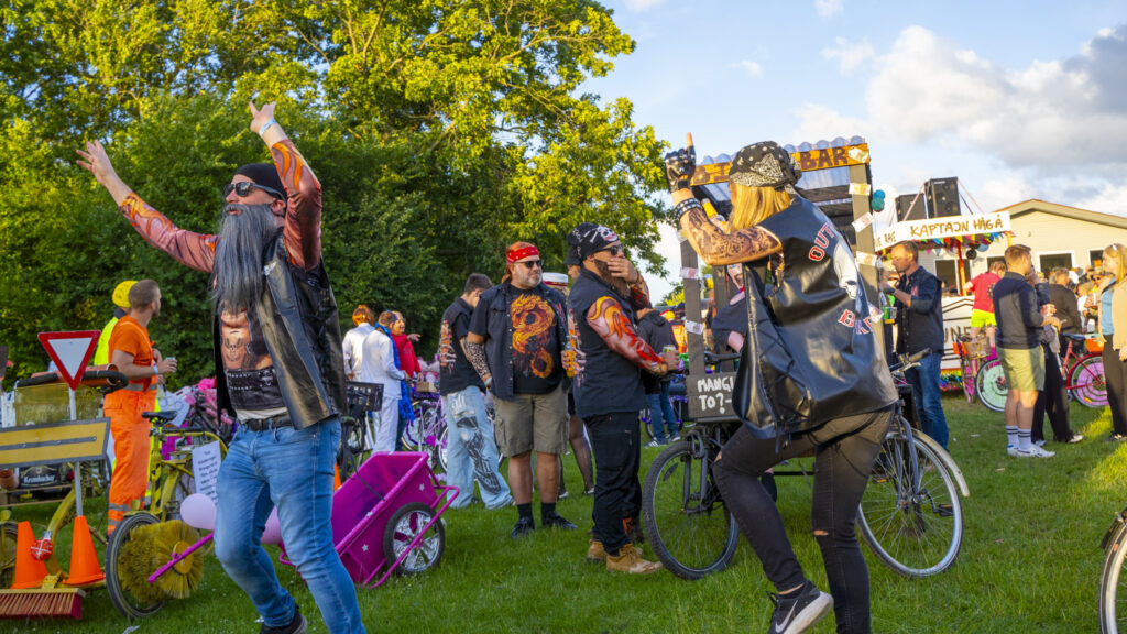 På pladsen. Bachs Foto
