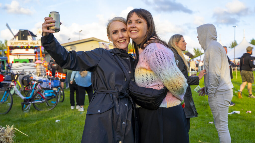 På pladsen. Bachs Foto