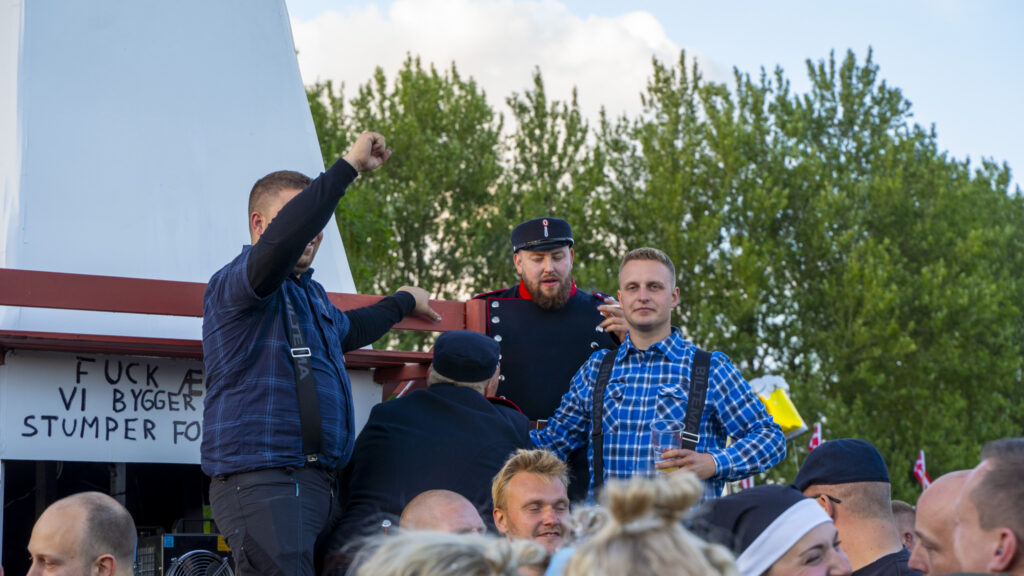 På pladsen. Bachs Foto