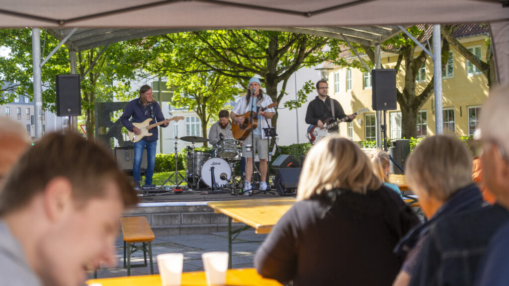 Musik på Rønhaveplads. Bachs Foto