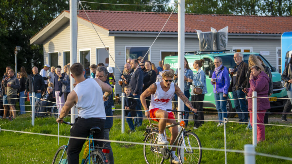 På pladsen. Bachs Foto