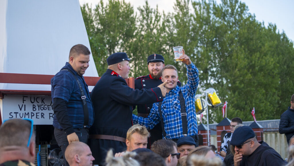 På pladsen. Bachs Foto