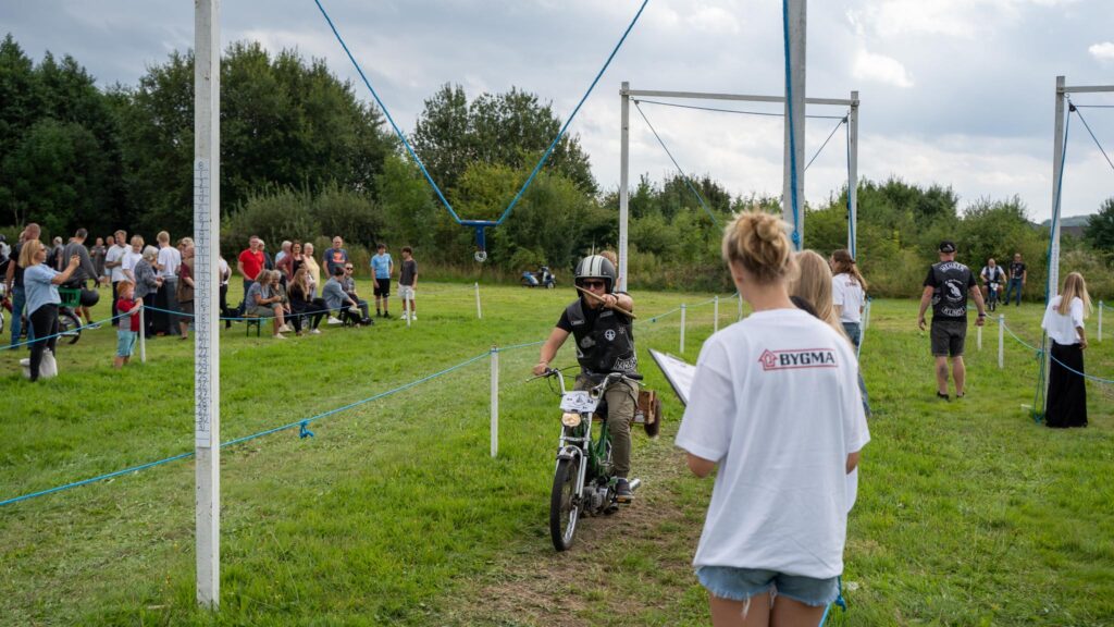 Knallertringridning. Bachs Foto