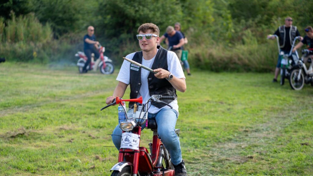 Knallertringridning. Bachs Foto