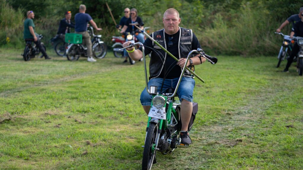 Knallertringridning. Bachs Foto