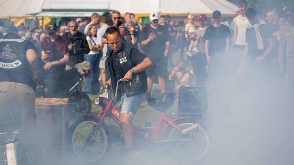 Knallertringridning. Bachs Foto