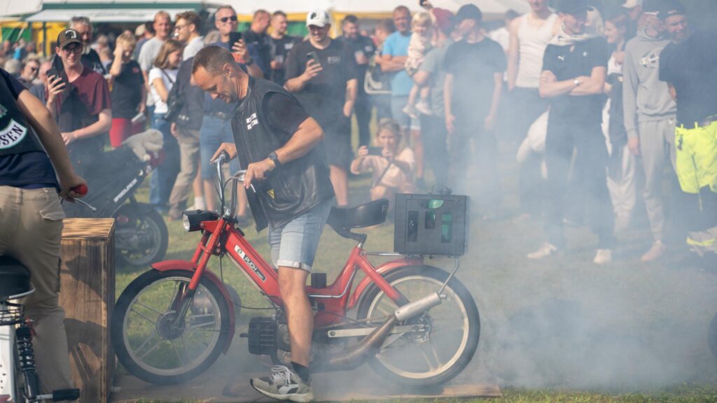Knallertringridning. Bachs Foto