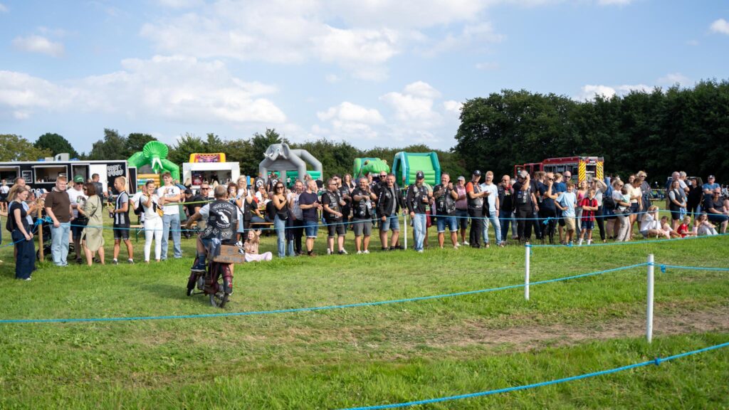Knallertringridning. Bachs Foto