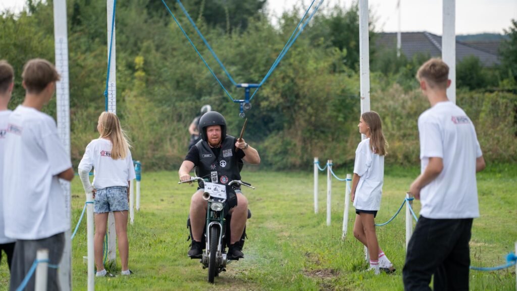 Knallertringridning. Bachs Foto
