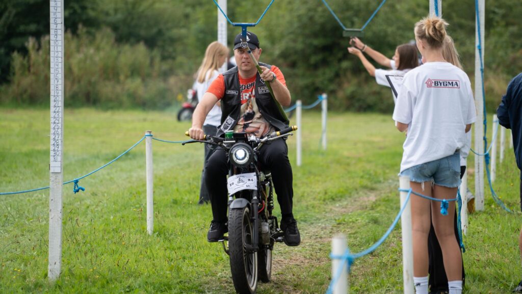 Knallertringridning. Bachs Foto