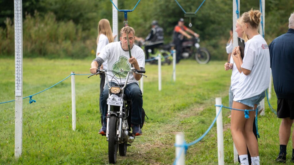 Knallertringridning. Bachs Foto