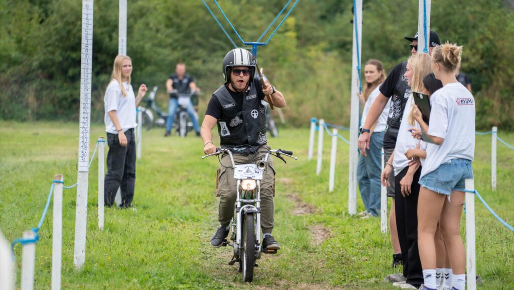 Knallertringridning. Bachs Foto