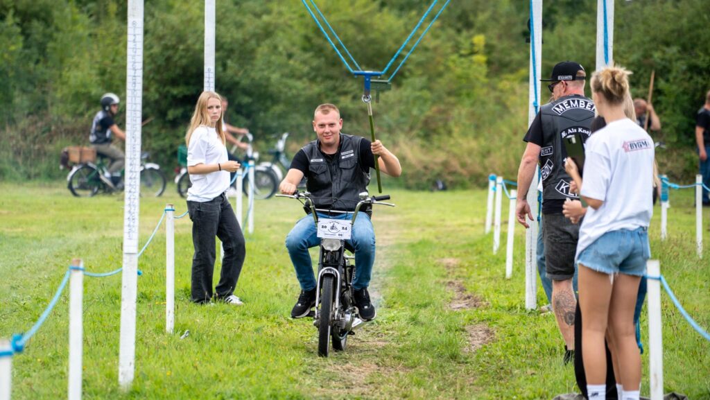 Knallertringridning. Bachs Foto