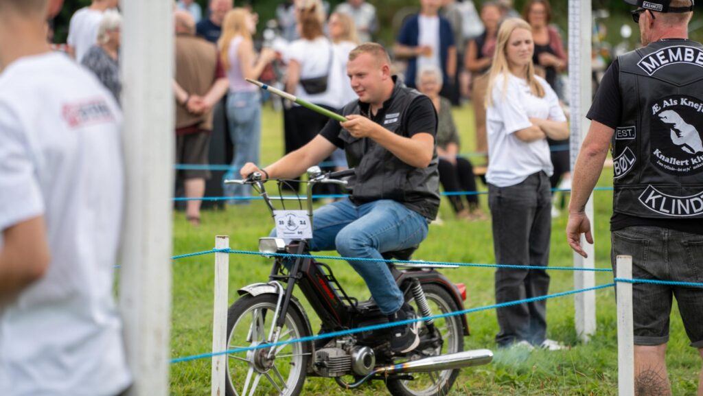 Knallertringridning. Bachs Foto