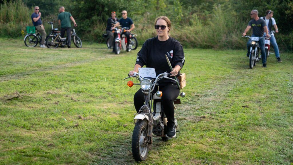 Knallertringridning. Bachs Foto