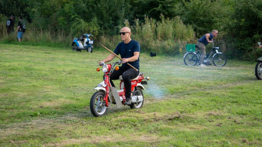 Knallertringridning. Bachs Foto