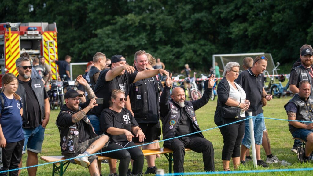 Knallertringridning. Bachs Foto
