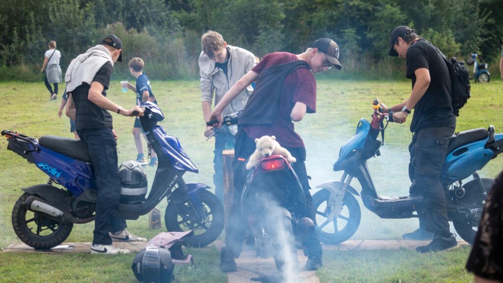 Knallertringridning. Bachs Foto