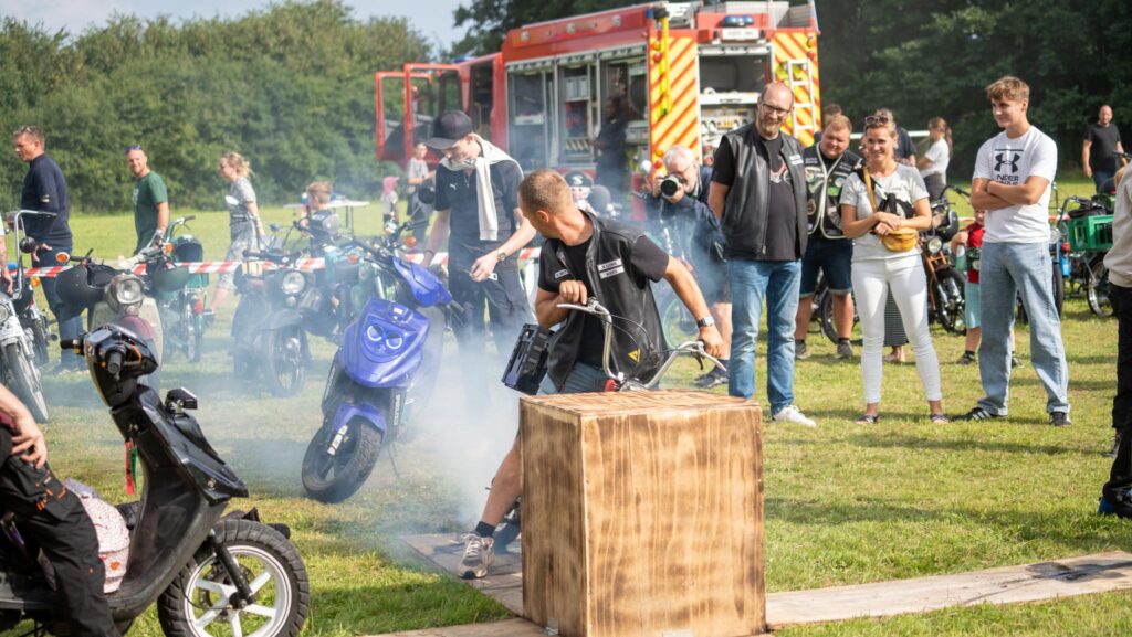 Knallertringridning. Bachs Foto