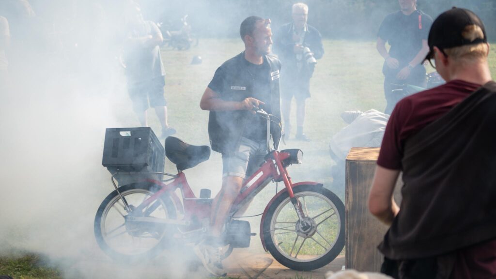 Knallertringridning. Bachs Foto