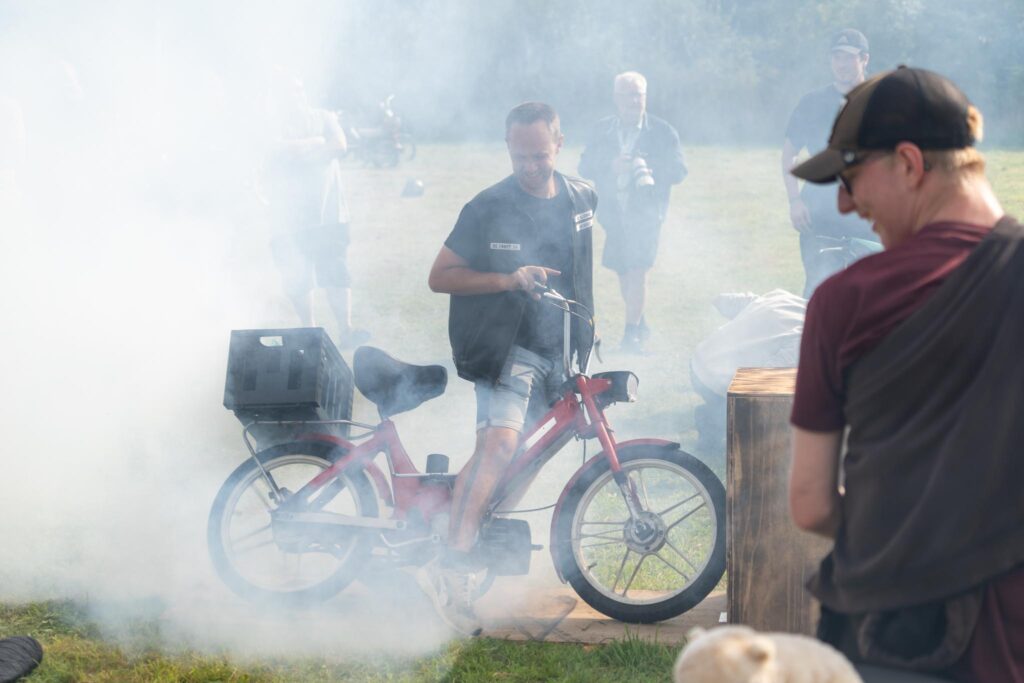 Knallertringridning. Bachs Foto
