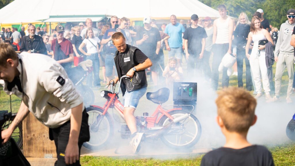 Knallertringridning. Bachs Foto