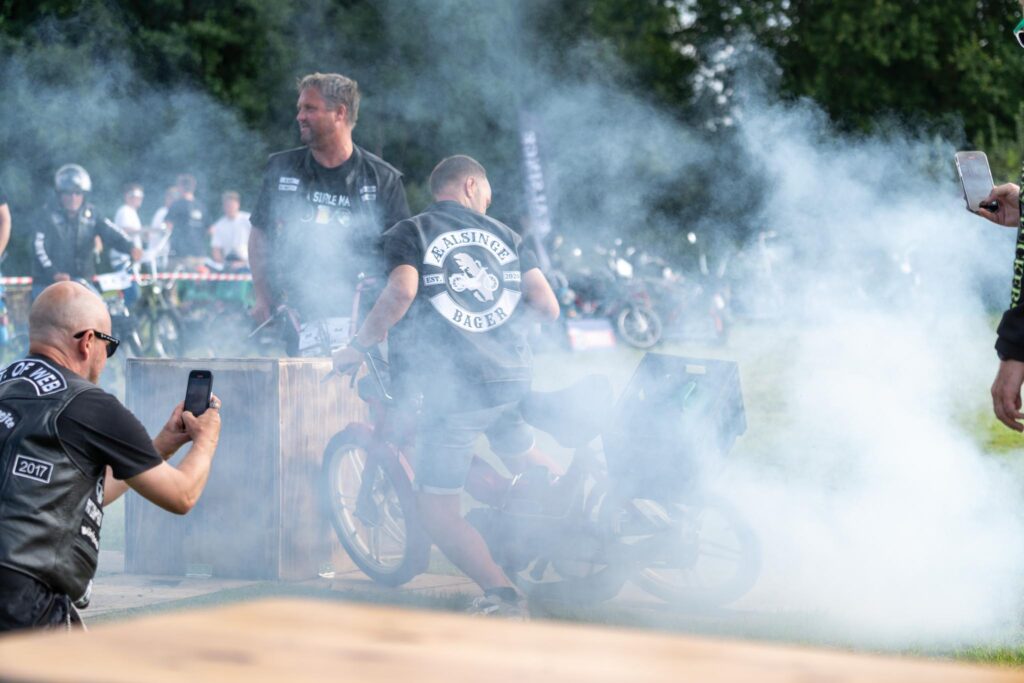 Knallertringridning. Bachs Foto