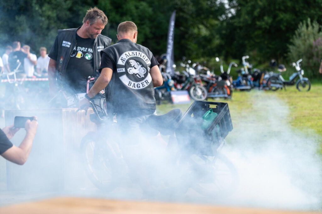 Knallertringridning. Bachs Foto