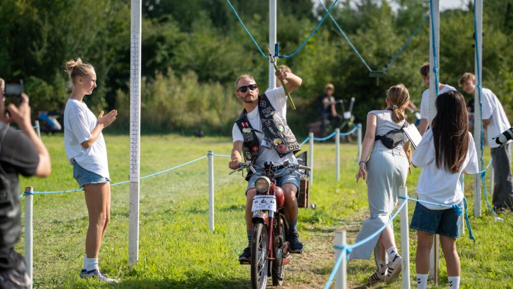 Knallertringridning. Bachs Foto