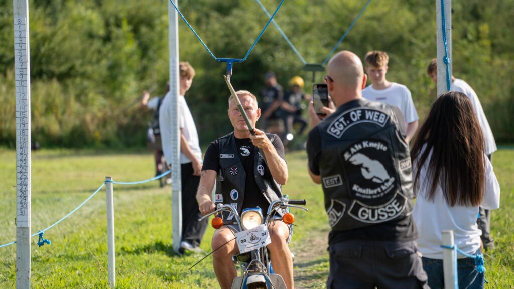 Knallertringridning. Bachs Foto