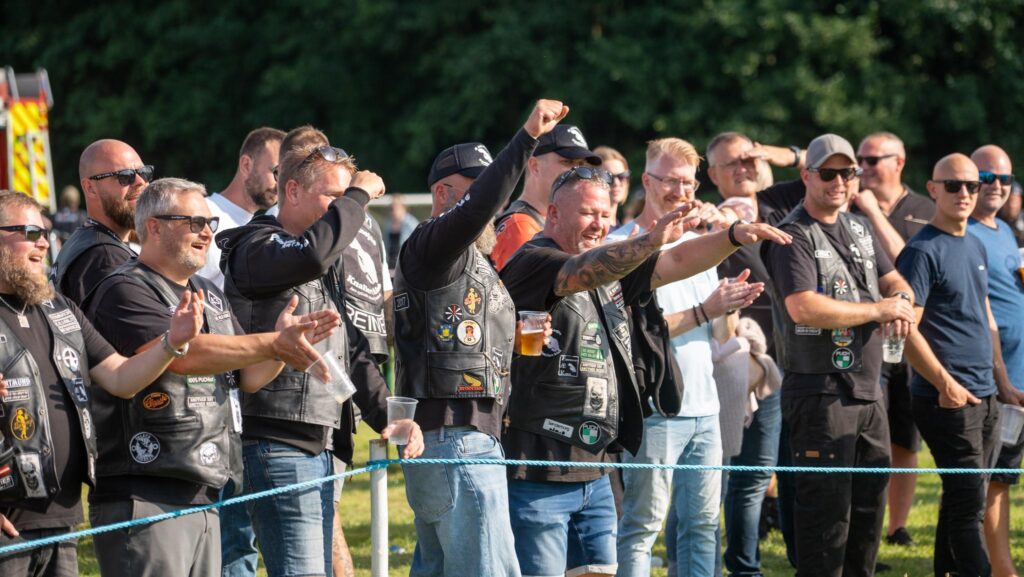 Knallertringridning. Bachs Foto