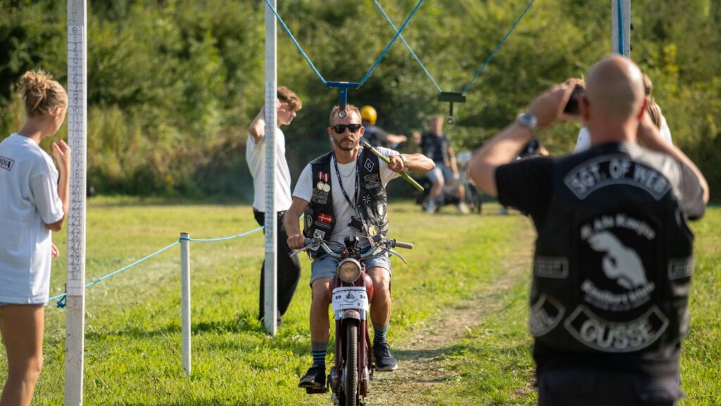 Knallertringridning. Bachs Foto